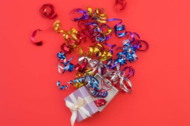 Noel kompozisyonu. Kırmızı süslemeler. Noel, kış, yeni yıl el yapımı konsept. Düz yerde, üst tarafta. Çevrimiçi alışveriş konsepti konfeti dolu kırmızı fırın üzerinde. Kara Cuma ve Ciber Monde