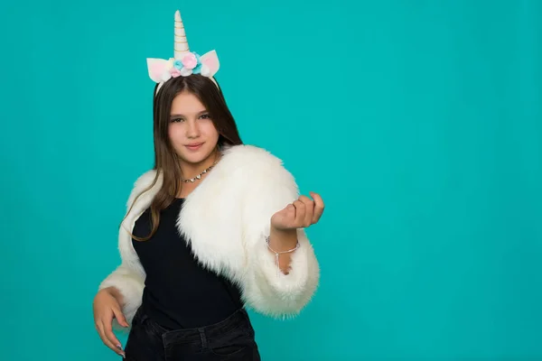 Kawaii tonårsflicka. Söt ung kvinna med unicorn horn på blå bakgrund. Färgglad makeup. kopia utrymme. — Stockfoto