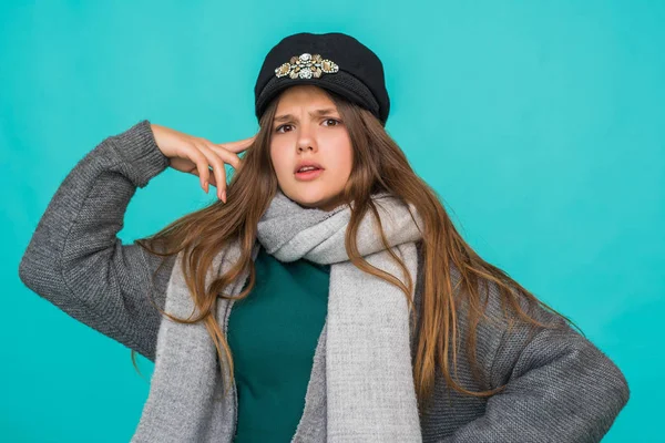 Huvudbild Porträtt av glad tonåring ingefära flicka bär rock och ull mössa. Blå bakgrund. vinterkallt koncept. — Stockfoto