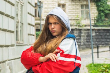 Çekici bir genç kızın, şehir yaşam tarzıyla gülümseyen kameraya bakışının portresi. Bir aptalı tutkalla. Çılgın komik genç..