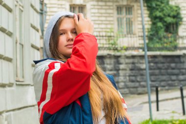 Çekici bir genç kızın, şehir yaşam tarzıyla gülümseyen kameraya bakışının portresi. Bir aptalı tutkalla. Çılgın komik genç..