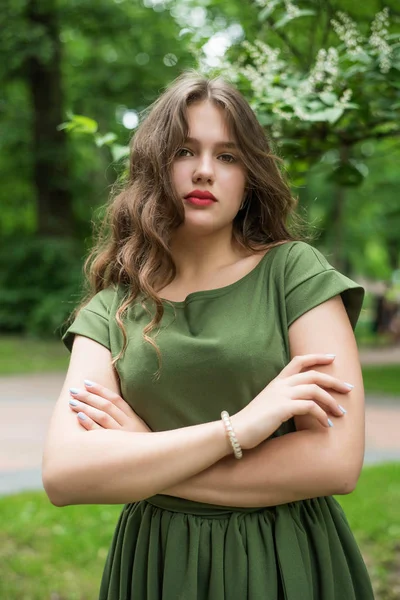 Retrato de jovem adolescente vestindo vestido verde. Fecha. Modelo Plus size . — Fotografia de Stock