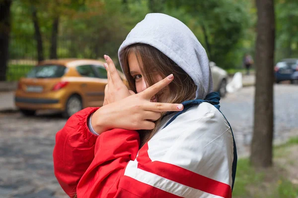 Portret młodej atrakcyjnej nastoletniej dziewczyny patrzącej na aparat uśmiechnięty koncepcją miejskiego stylu życia. Przyklej głupca. Szalony zabawny nastolatek. — Zdjęcie stockowe