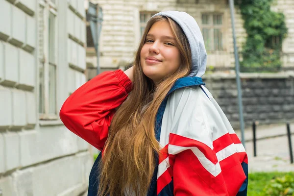 Porträtt av ung attraktiv söt tonåring flicka tittar på kameran ler med urban livsstil koncept. Limma en dåre. Galen rolig tonåring. — Stockfoto