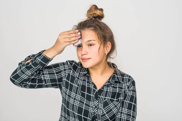 Jeune adolescente avec masque de panda facial regardant la caméra sur fond blanc. Procédure cosmétique. Beauté spa et cosmétologie . — Photo