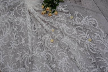 Tahta arka plandaki dantelin dokusu dekore edilmiş güller..