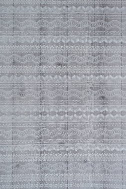 Beyaz ahşap arka plan, beyaz bahar çiçekleri güller ve dantel kurdeleler. Mutlu kadınlar günü. Tahta zemindeki dantelin dokusu.