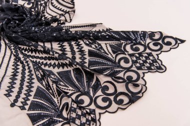 Dantel kumaşın arka plan görüntüsü. Bej arkaplanda siyah dantel.