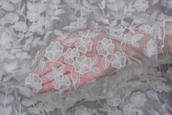 Pérolas de costura de mão pérolas para o tecido de seda de renda branca, fazendo um vestido de noiva, decorando com bordado — Fotografia de Stock