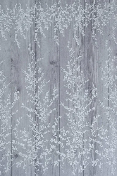 Fond en bois blanc avec des fleurs de printemps blanches roses et ruban de dentelle. Joyeuse journée des femmes. La texture de la dentelle sur fond de bois. — Photo