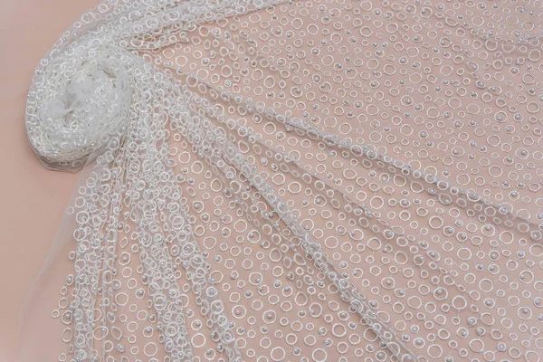 Tecido de renda de textura. renda no estúdio de fundo branco. tecido fino feito de fios ou fios. uma imagem de fundo de pano de renda de cor marfim. Renda branca no fundo bege . — Fotografia de Stock