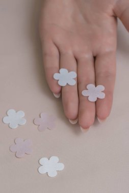 Doku çiçekleri dantel kumaş. Beyaz arka plan stüdyosundaki dekor çiçekleri. İplik ya da iplikten yapılmış ince kumaş. Kumaş için fildişi renkli dantel çiçeklerin arkaplan resmi. Bej arkaplanda beyaz çiçekler.