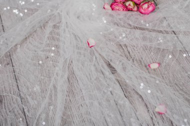 Beyaz ahşap arka plan, beyaz bahar çiçekleri güller ve dantel kurdeleler. Mutlu kadınlar günü. Tahta zemindeki dantelin dokusu.