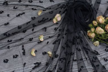 Beyaz ahşap arka plan, beyaz bahar çiçekleri güller ve dantel kurdeleler. Mutlu kadınlar günü. Tahta arka plandaki dantelin dokusu. Siyah