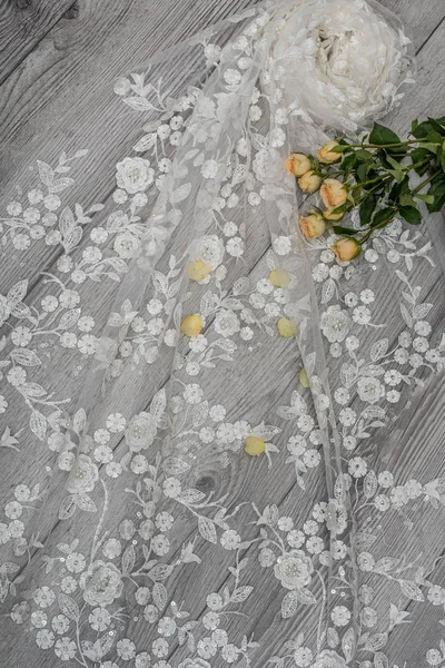 La texture de la dentelle sur fond en bois décoré roses . — Photo