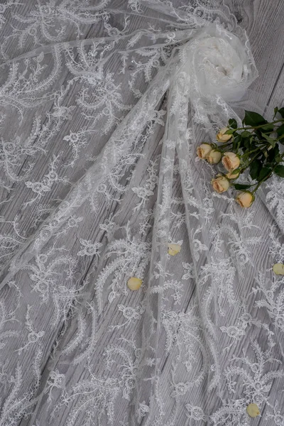 La texture de la dentelle sur fond en bois décoré roses . — Photo