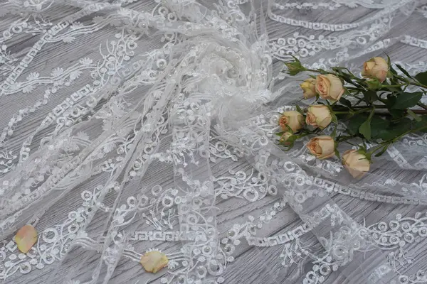 Białe drewniane tło z białymi wiosennymi kwiatami i koronkową wstążką. Szczęśliwego Dnia Kobiet. Tekstura koronki na drewnianym tle. — Zdjęcie stockowe