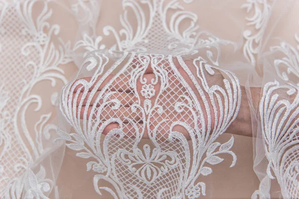 Une image de fond de tissu de dentelle de couleur ivoire. Dentelle blanche sur fond beige . — Photo