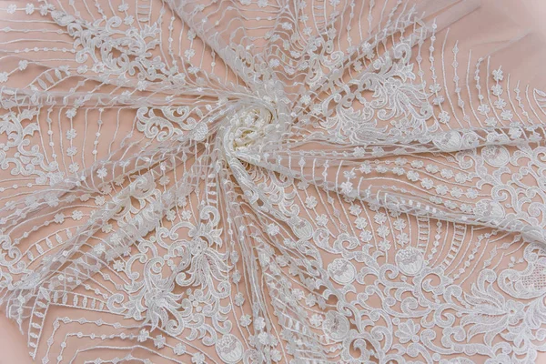 Texture tissu de dentelle. dentelle sur fond blanc studio. tissu mince fait de fil ou de fil. une image de fond de tissu de dentelle de couleur ivoire. Dentelle blanche sur fond beige . — Photo