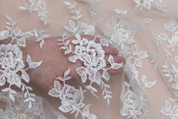 Tecido de renda de textura. renda no estúdio de fundo branco. tecido fino feito de fios ou fios. uma imagem de fundo de pano de renda de cor marfim. Renda branca no fundo bege . — Fotografia de Stock