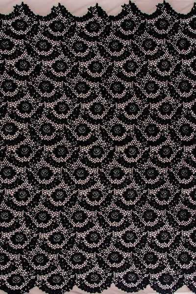 Texture tissu de dentelle. dentelle sur fond blanc studio. tissu mince fait de fil ou de fil. une image de fond de tissu de dentelle de couleur ivoire. Dentelle noire sur fond beige . — Photo