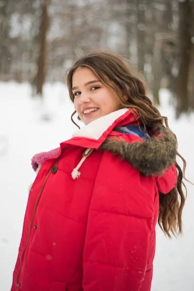 Все гаразд! На відкритому повітрі крупним планом портрет молодої красивої щасливої усміхненої дівчини-моделі, яка дивиться на камеру, в стильному зимовому одязі. Різдво, новий рік, концепція. Снігопад — стокове фото