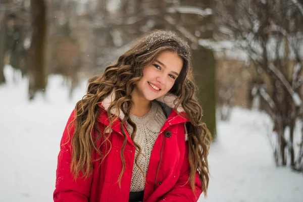 Tout va bien ! Portrait extérieur rapproché de jeune belle jeune fille souriante heureuse Tenage Modèle regardant la caméra, portant des vêtements d'hiver élégants. Noël, nouvel an, concept. Chute de neige — Photo