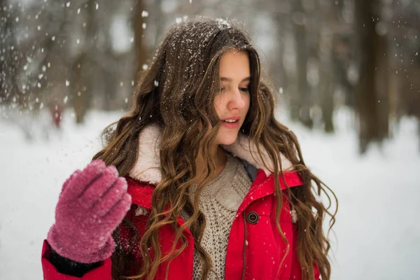 Minden rendben! Kültéri közeli portré fiatal gyönyörű boldog mosolygós tenage lány Modell nézi kamera, visel elegáns téli ruhákat. Karácsony, újév, koncepció. Havazik — Stock Fotó