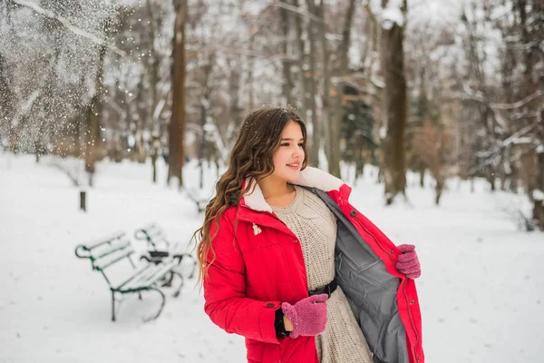 Natal, Ano Novo, conceito de férias de inverno. Menina adolescente bonito com cabelo encaracolado. brincando com neve no parque. — Fotografia de Stock