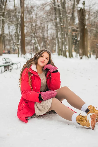 Noël, Nouvel An, vacances d'hiver concept. Adolescente mignonne aux cheveux bouclés. jouer avec la neige dans le parc. — Photo