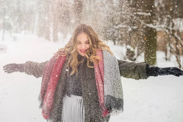 Noël, Nouvel An, vacances d'hiver concept. Adolescente mignonne aux cheveux bouclés. jouer avec la neige dans le parc. — Photo