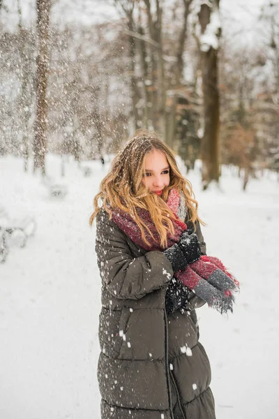 Noël, Nouvel An, vacances d'hiver concept. Adolescente mignonne aux cheveux bouclés. jouer avec la neige dans le parc. — Photo