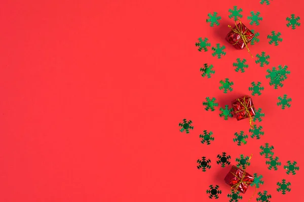 Composizione natalizia di regali e giocattoli su sfondo rosso. Disegno matrimonio invernale. Posa piatta, vista dall'alto. Freeplace per testo . — Foto Stock