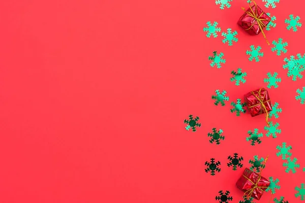 Composizione natalizia di regali e giocattoli su sfondo rosso. Disegno matrimonio invernale. Posa piatta, vista dall'alto. Freeplace per testo . — Foto Stock