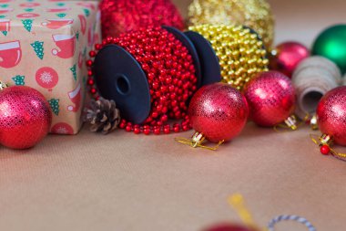 Noel kompozisyonu. Kırmızı, altın, yeşil madalyalar. Noel, kış, yeni yıl el yapımı konsept