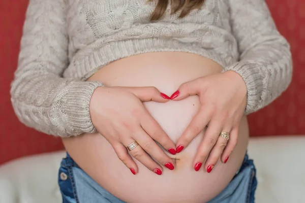 Close-up van een schattige zwangere buik — Stockfoto