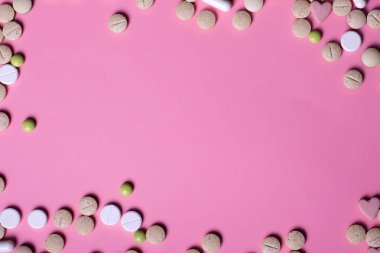 harmaceuticals antibiyotikler hapları ilaç / pembe arka plan / kapsül hap ilaç renkli antibakteriyel hapları. Yaratıcı bir fikir. Uyuşturucu. Üzgün. Ölmek. Hastalık