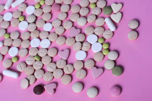 Farmaci antibiotici pillole medicina / colorate pillole antibatteriche su sfondo rosa / pillola pillola medicina capsula. Idea creativa. Droga. Triste. Muori. Malattia — Foto Stock