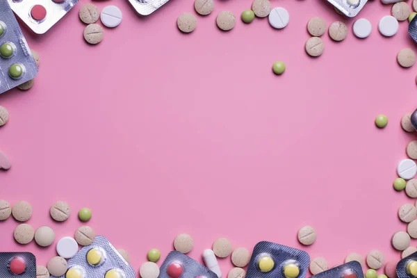 Farmaci antibiotici pillole medicina / colorate pillole antibatteriche su sfondo rosa / pillola pillola medicina capsula. Idea creativa. Droga. Triste. Muori. Malattia — Foto Stock