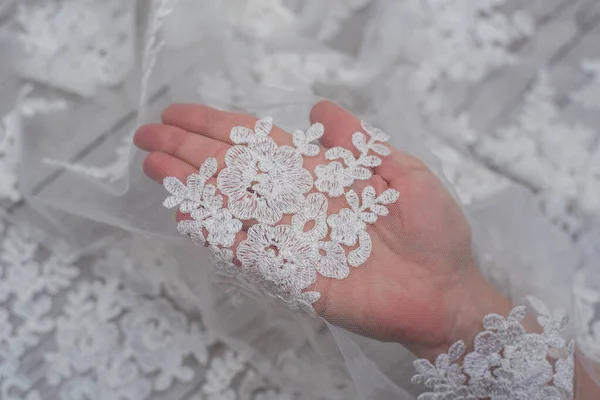 Fond en bois blanc avec des fleurs de printemps blanches roses et ruban de dentelle. Joyeuse journée des femmes. La texture de la dentelle sur fond de bois. — Photo