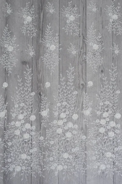 Fond en bois blanc avec des fleurs de printemps blanches roses et ruban de dentelle. Joyeuse journée des femmes. La texture de la dentelle sur fond de bois. — Photo