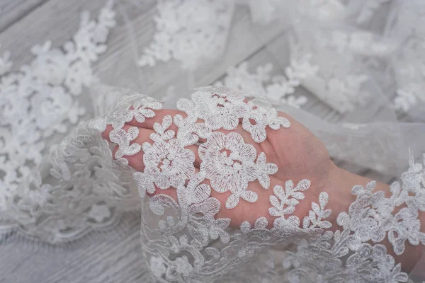 Fondo bianco in legno con fiori bianchi primaverili rose e nastro di pizzo. Felice giorno delle donne. La trama del pizzo su sfondo di legno. — Foto Stock