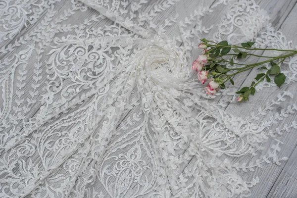 White wooden background with white spring flowers roses and lace ribbon. Happy womans day. The texture of lace on wooden background. — Stock Photo, Image
