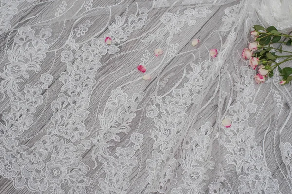 Vit trä bakgrund med vita vårblommor rosor och spets band. Glad kvinnodag. Texturen av spets på trä bakgrund. — Stockfoto