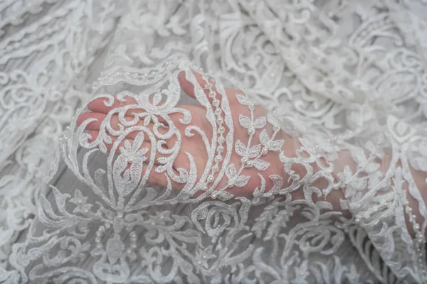 Fondo de madera blanca con flores de primavera blancas rosas y cinta de encaje. Feliz día de las mujeres. La textura del encaje sobre fondo de madera. —  Fotos de Stock