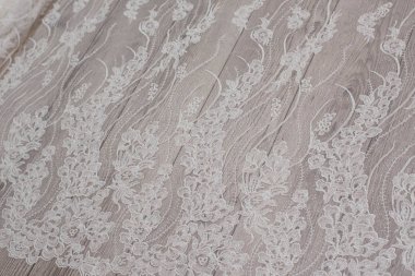 Beyaz ahşap arka plan, beyaz bahar çiçekleri güller ve dantel kurdeleler. Mutlu kadınlar günü. Tahta zemindeki dantelin dokusu.