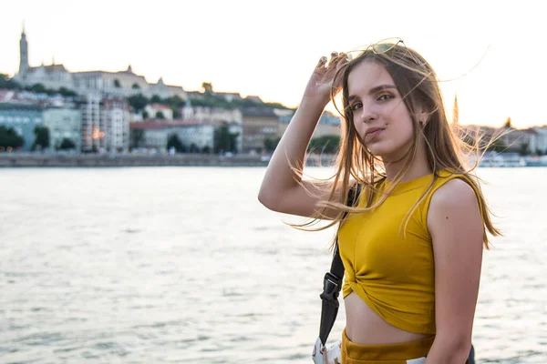 Summer holiday lifestyle concept. Cute young teenage girl on quay. Summer vacation concept. — Stockfoto