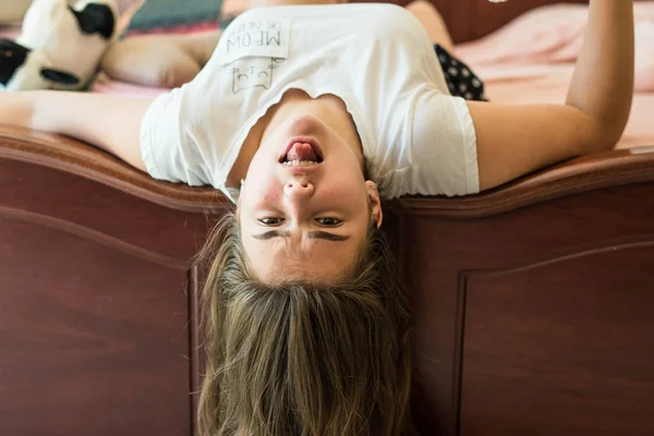 Sød teenage pige i sin seng i pyjamas - Stock-foto