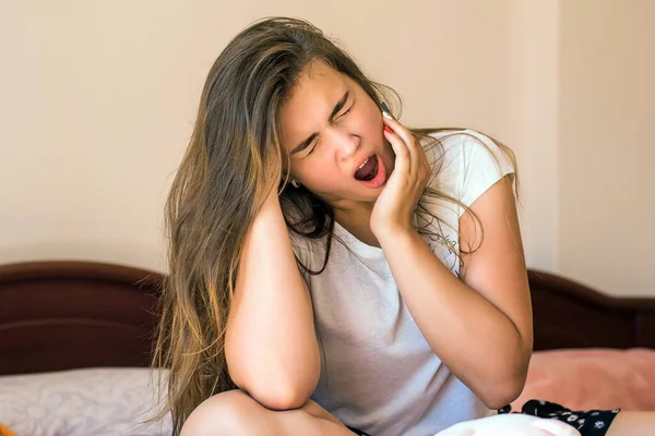 Mujer somnolienta adolescente cansada bostezando casi quedarse dormida. Balance de salud concepto de privación del sueño. Estudiante en casa . —  Fotos de Stock