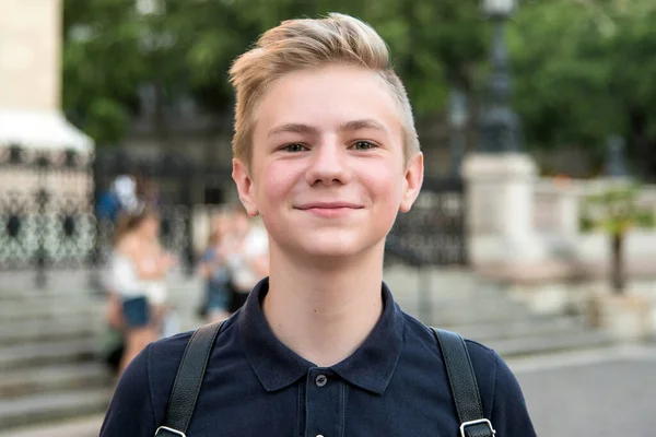 Retrato de um belo adolescente. Feche a foto. Jovem estudante se divertir. Estilo de vida foto . — Fotografia de Stock